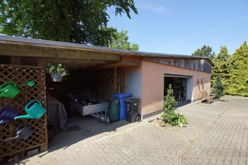 Aussenansichten: Carport und Garage