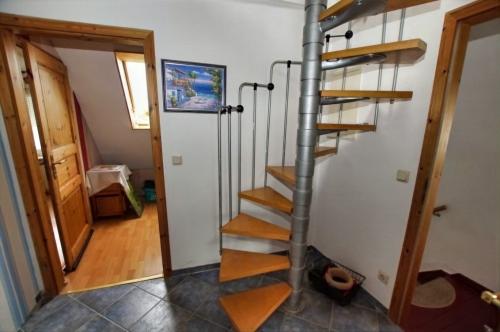 Innenansichten: Treppe zum Spitzboden