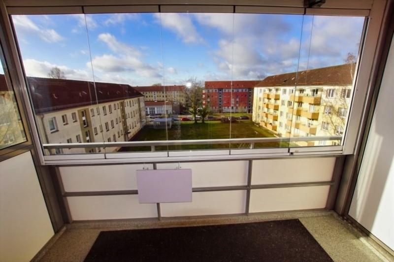 Innenansichten: Balkon mit Glas-Wetterschutz