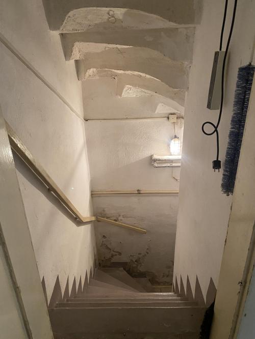 Innenansichten: Treppe in den Keller