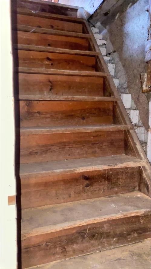 Innenansichten: Treppe auf den Dachboden