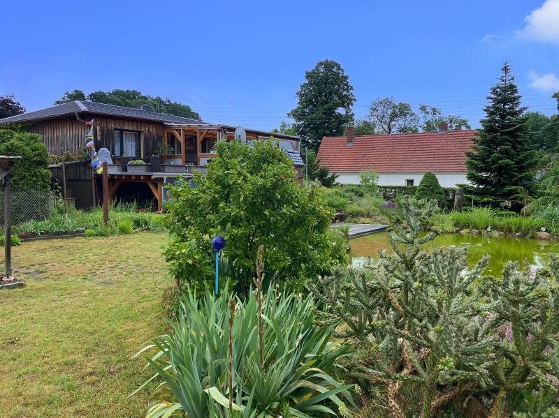 Aussenansichten: Haus mit Terrasse und Teich