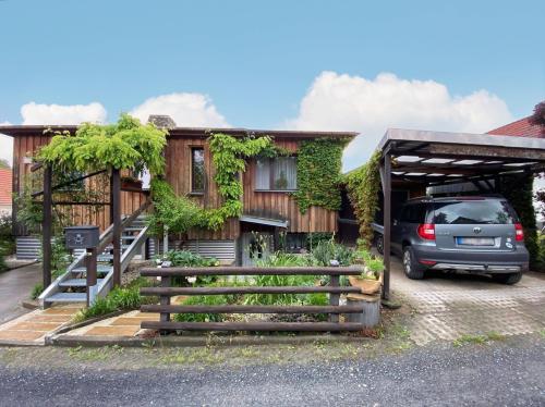 Aussenansichten: Straßenansicht mit Carport