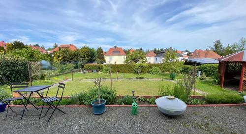 Aussenansichten: Blick in den Garten